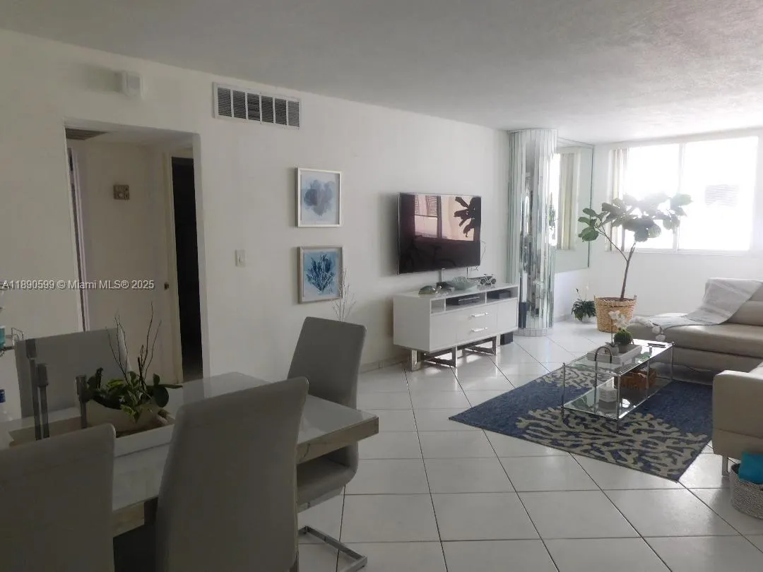 5005 Collins Ave, #322