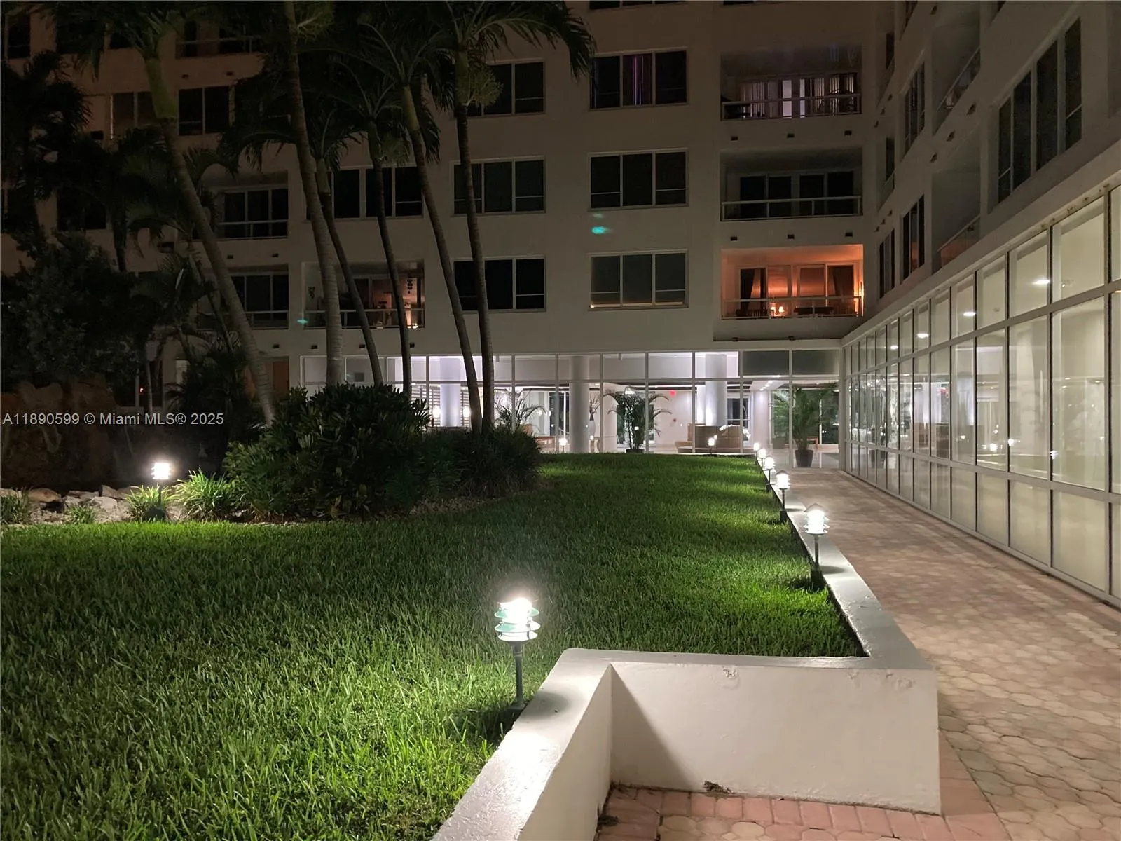 5005 Collins Ave, #322