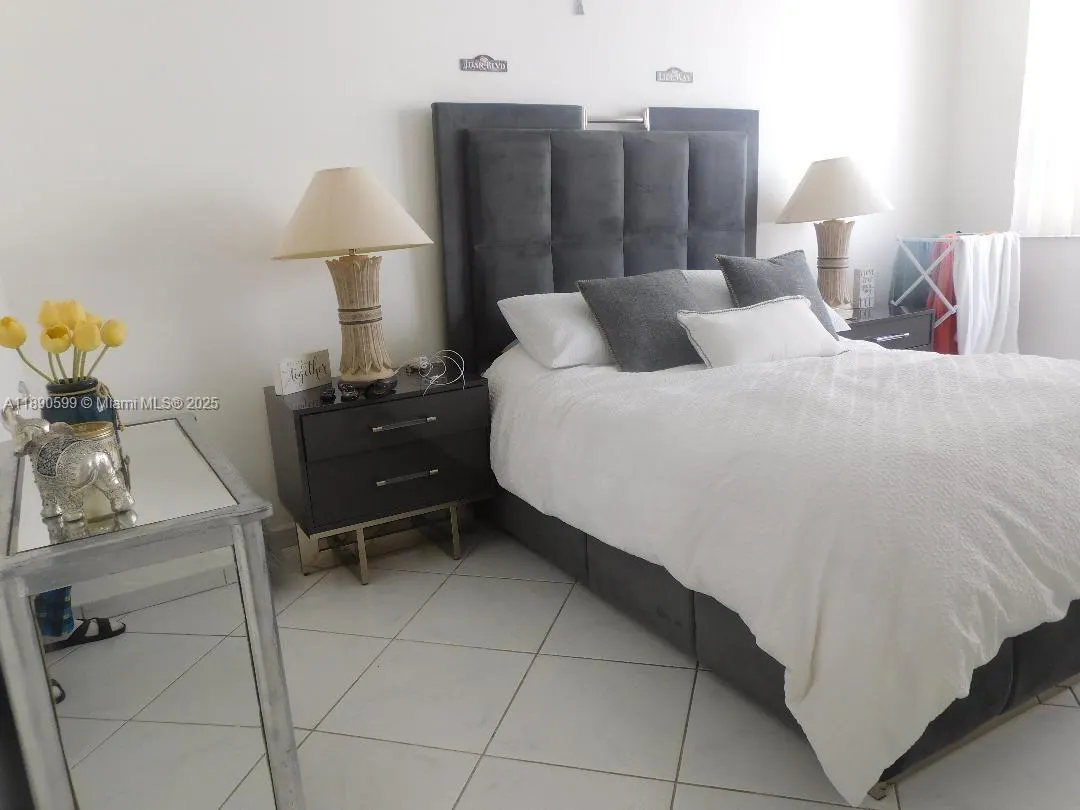 5005 Collins Ave, #322