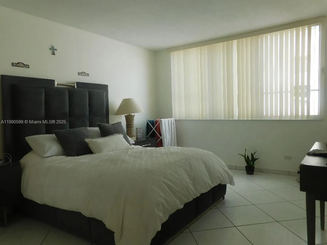 5005 Collins Ave, #322