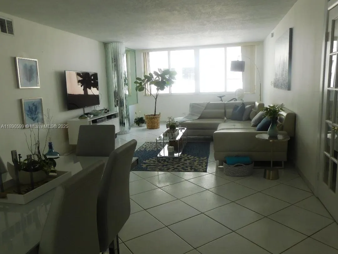 5005 Collins Ave, #322