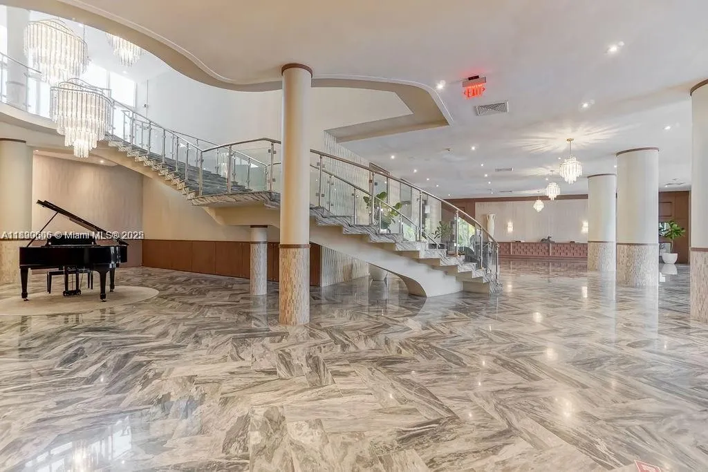5401 Collins Ave, #819