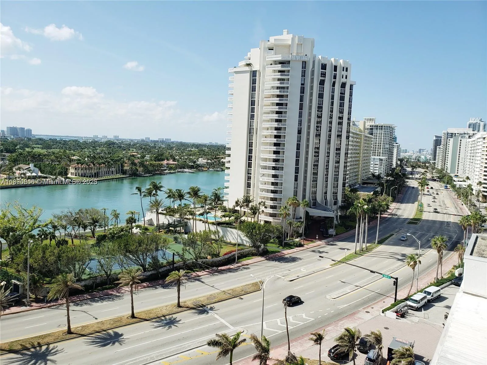5401 Collins Ave, #819