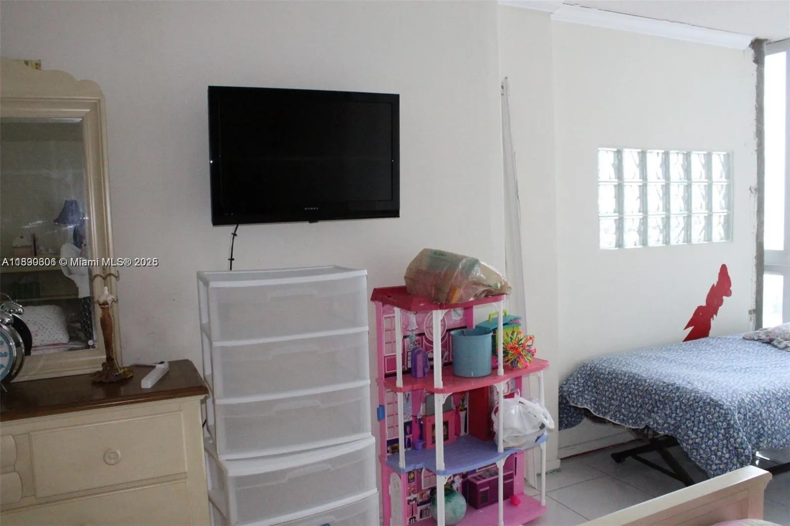 5401 Collins Ave, #819