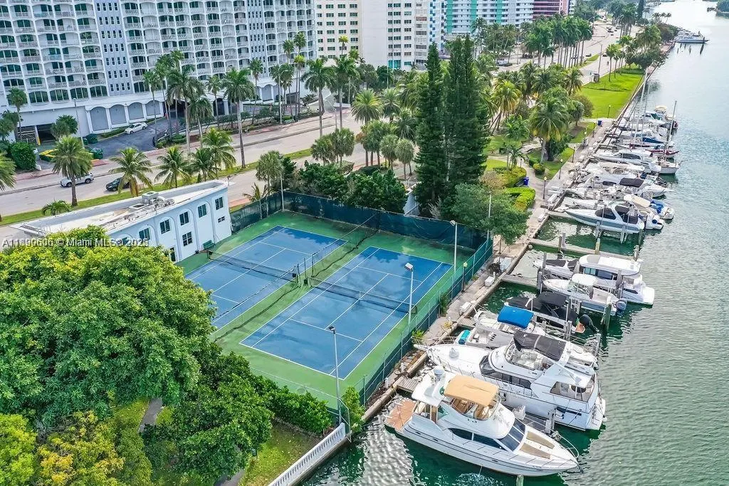 5401 Collins Ave, #819