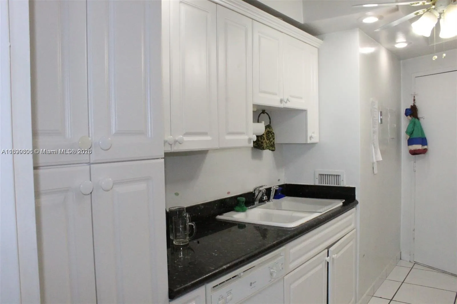 5401 Collins Ave, #819