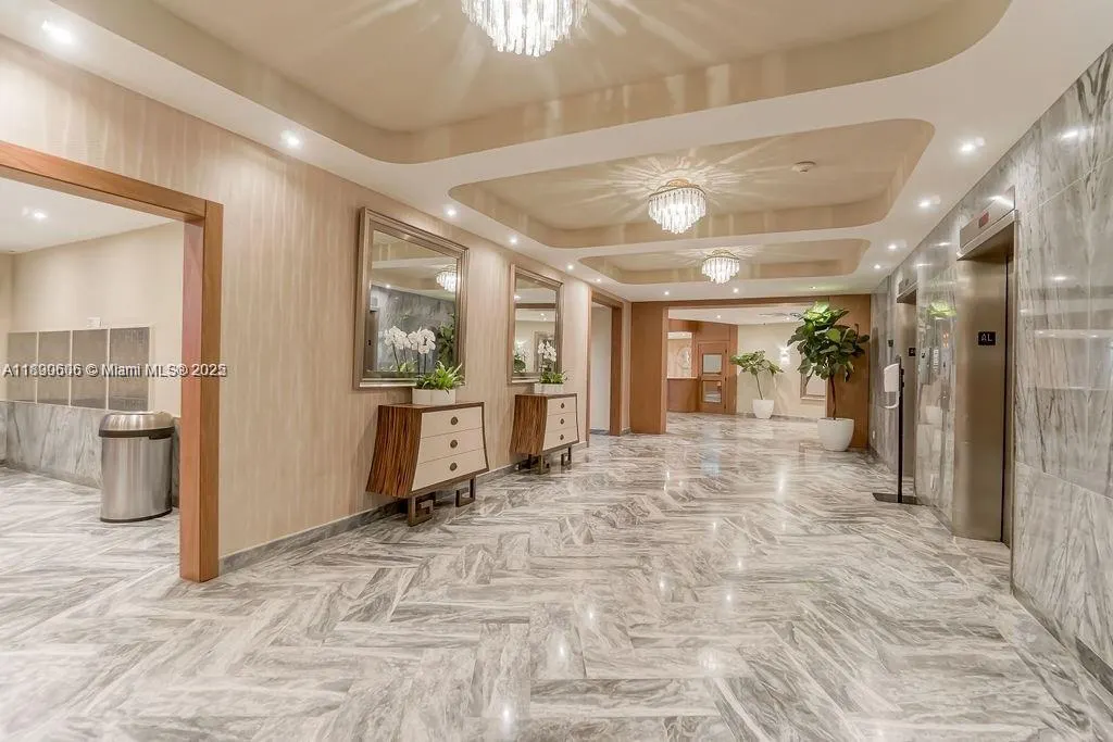 5401 Collins Ave, #819