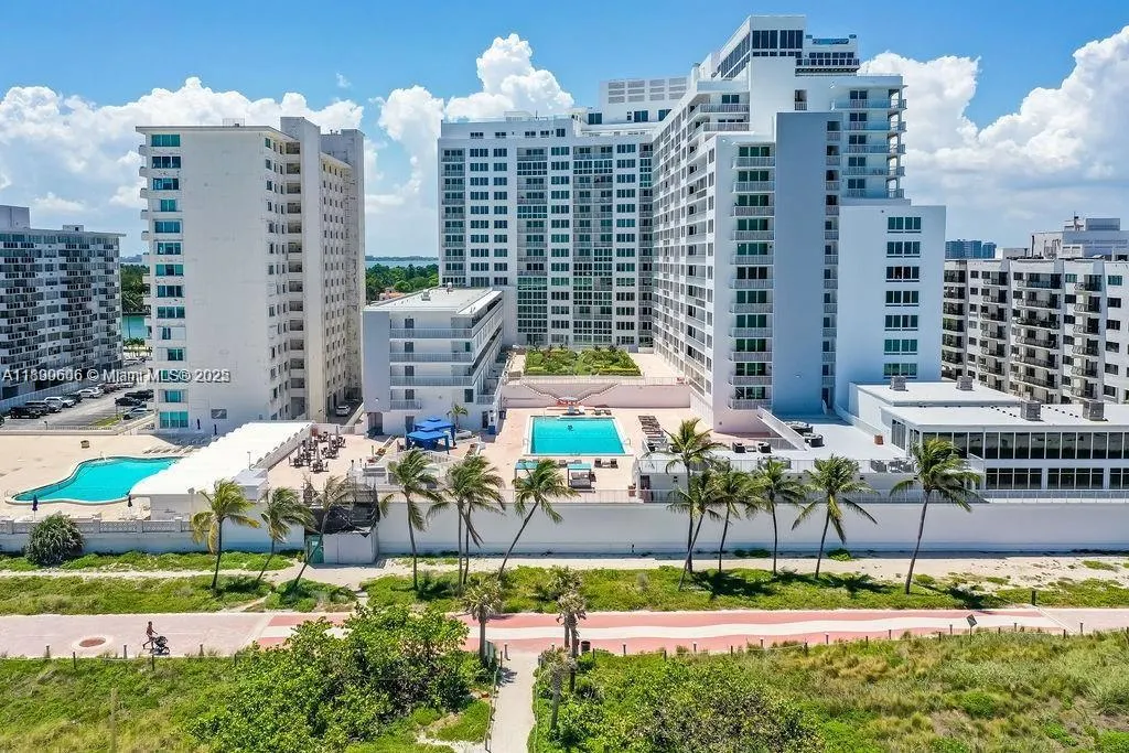 5401 Collins Ave, #819