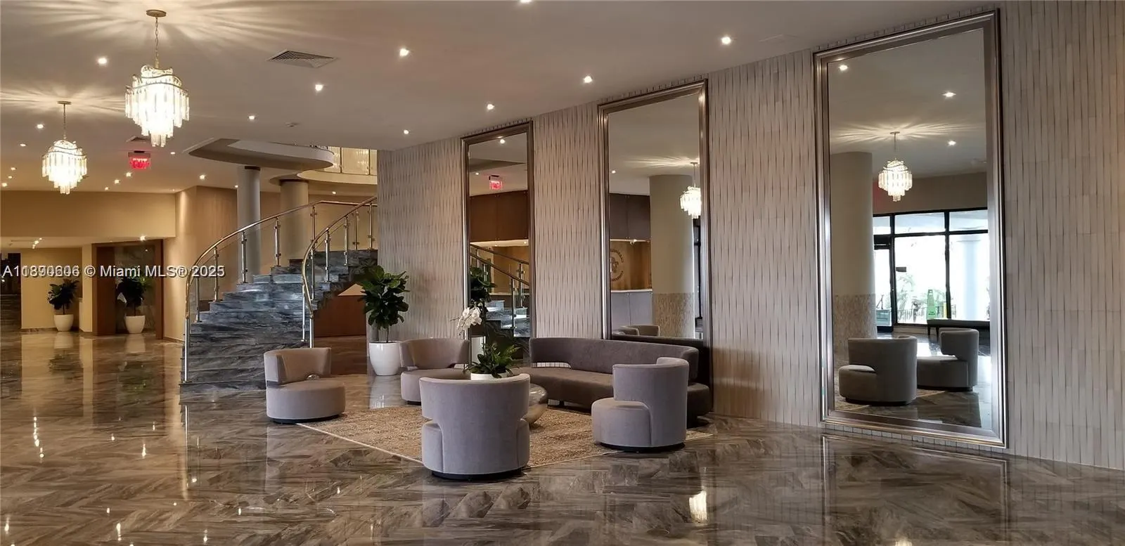5401 Collins Ave, #819