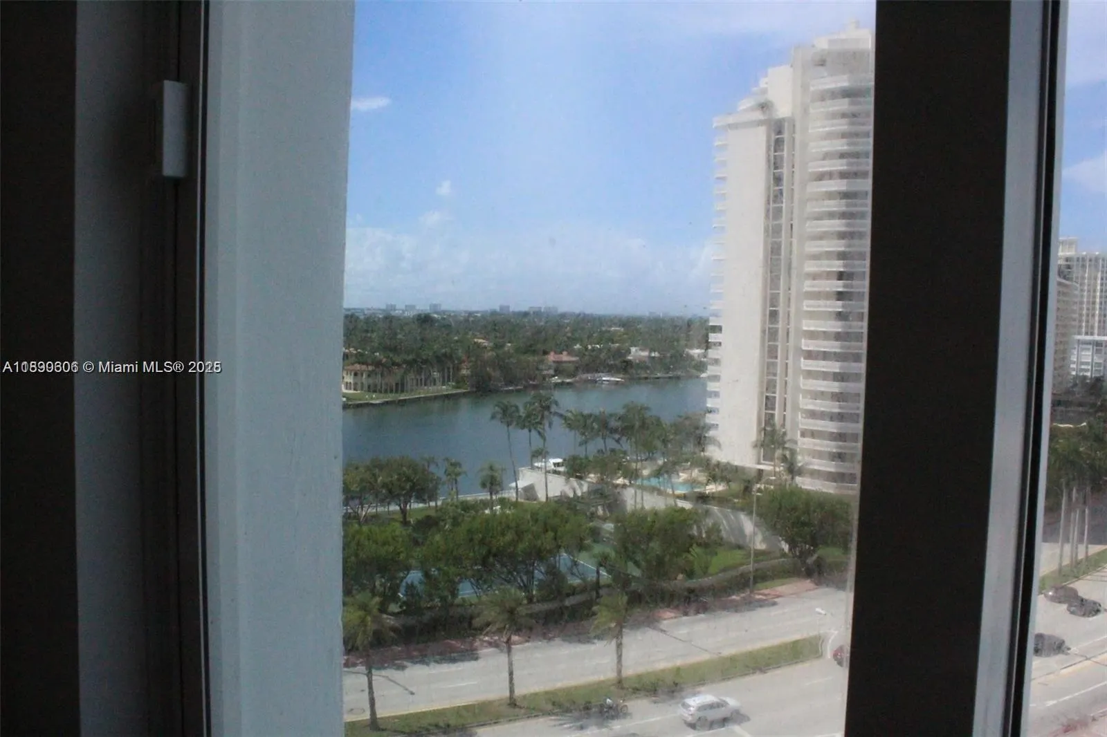 5401 Collins Ave, #819