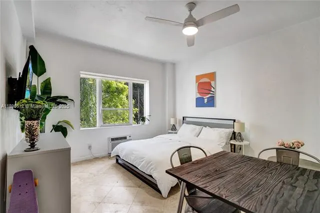 255 W 24th St, #204
