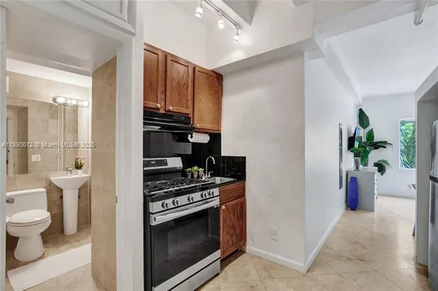 255 W 24th St, #204