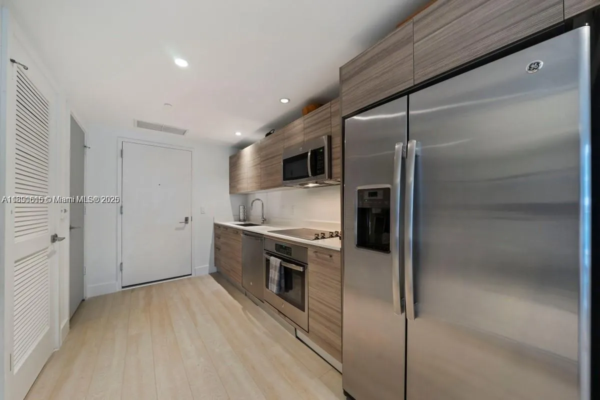 121 NE 34th St, #L401