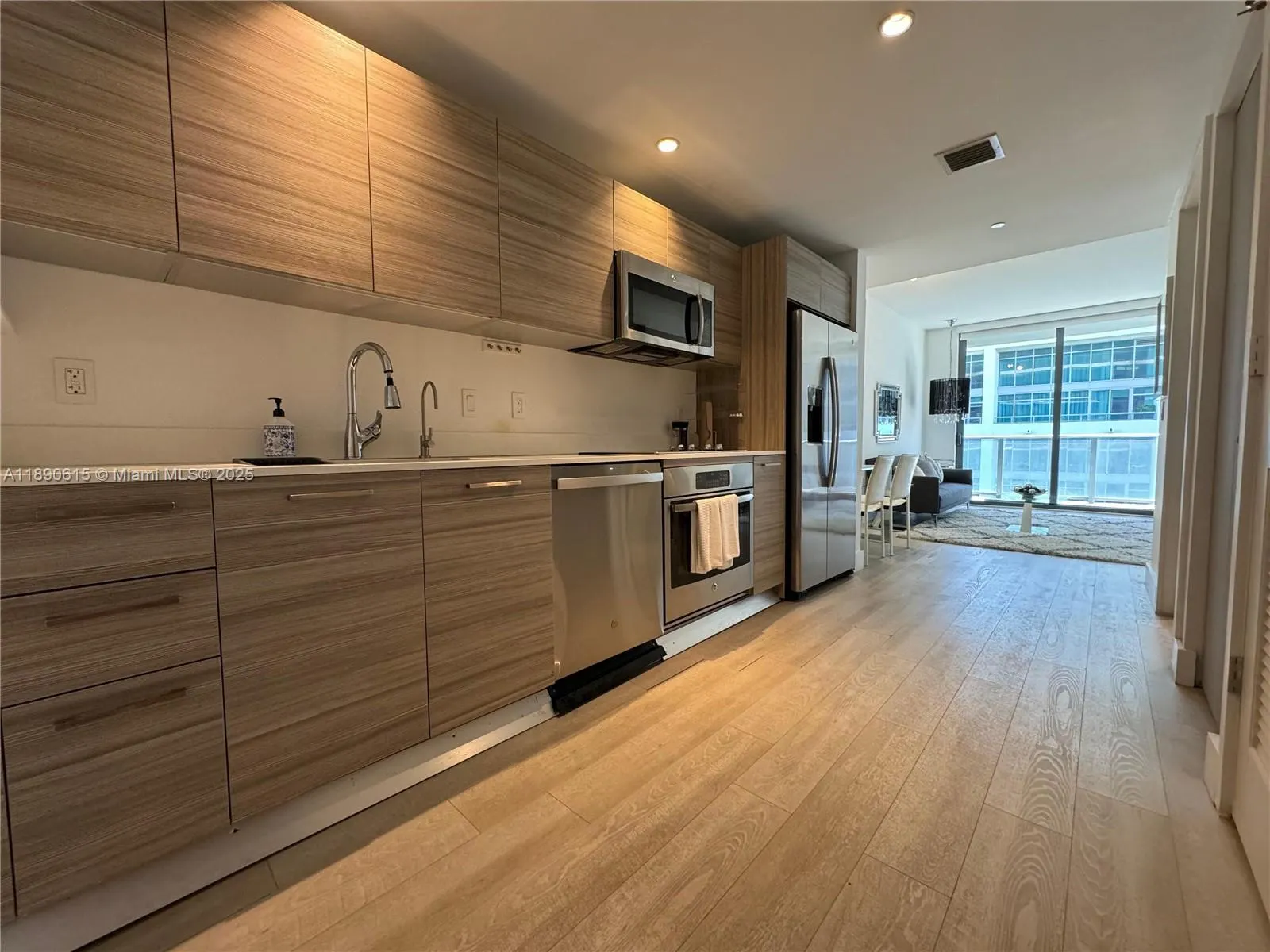 121 NE 34th St, #L401