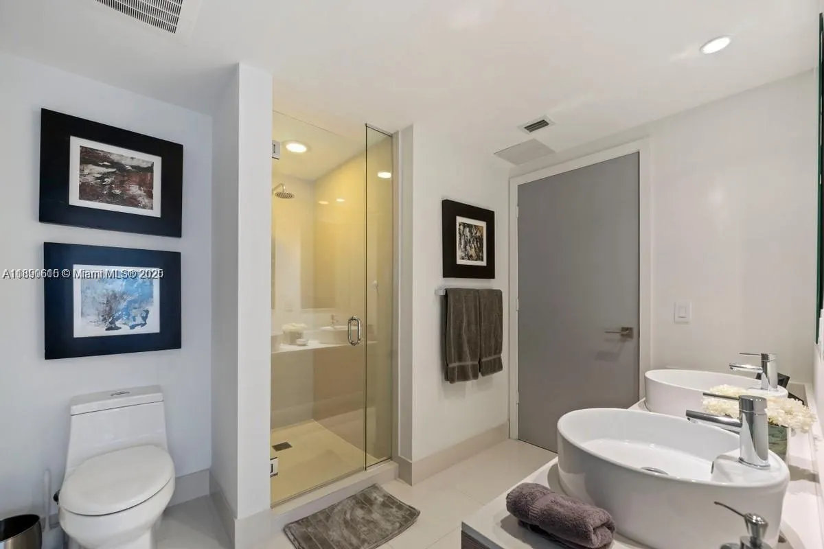 121 NE 34th St, #L401
