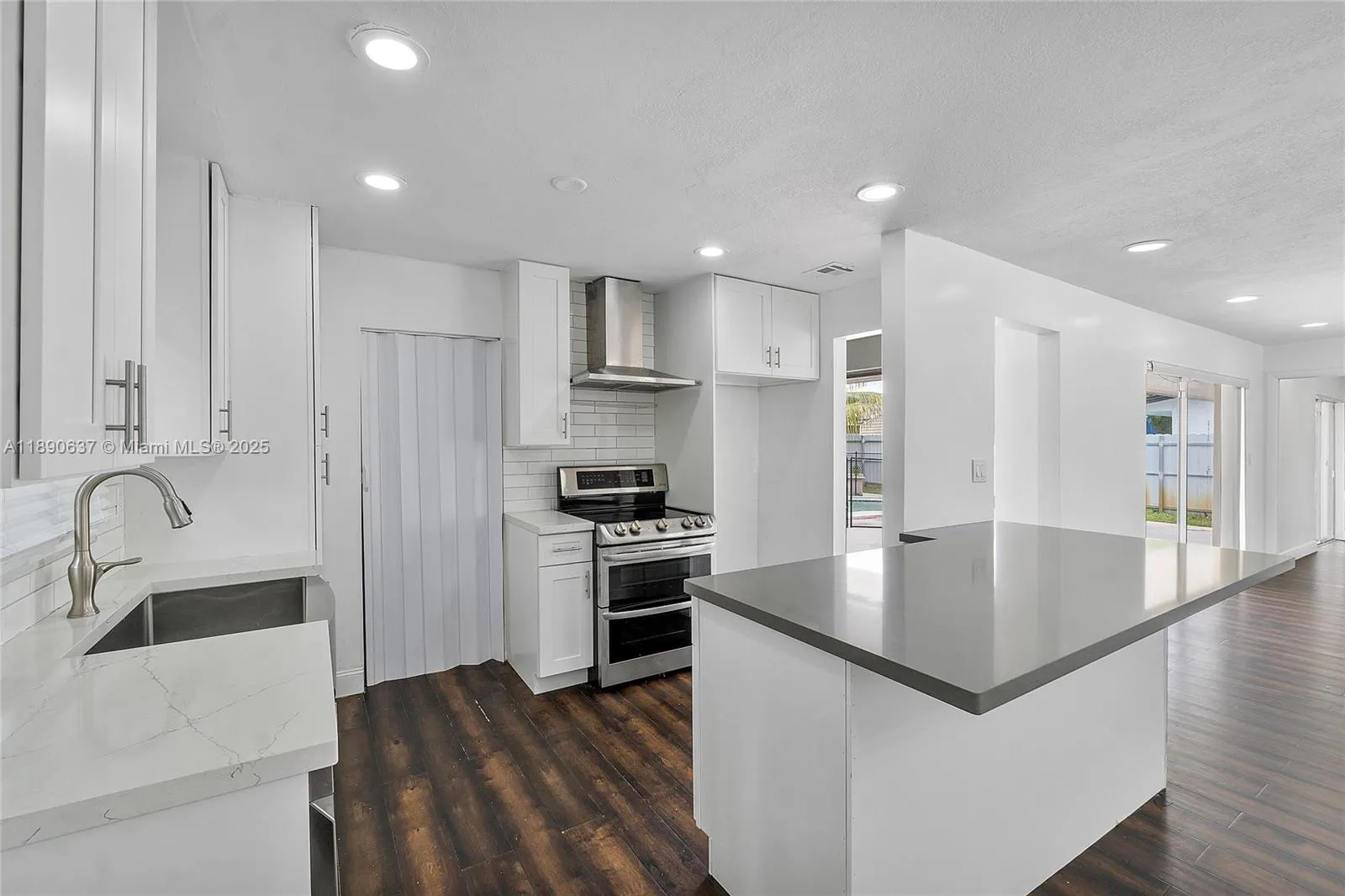 2261 Utopia Dr