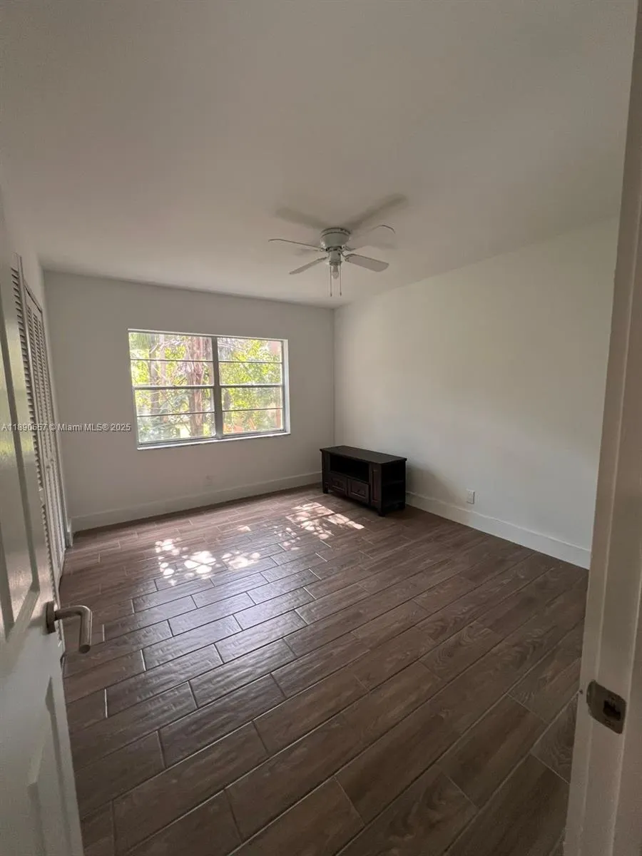 271 Bonnie Blvd, #205