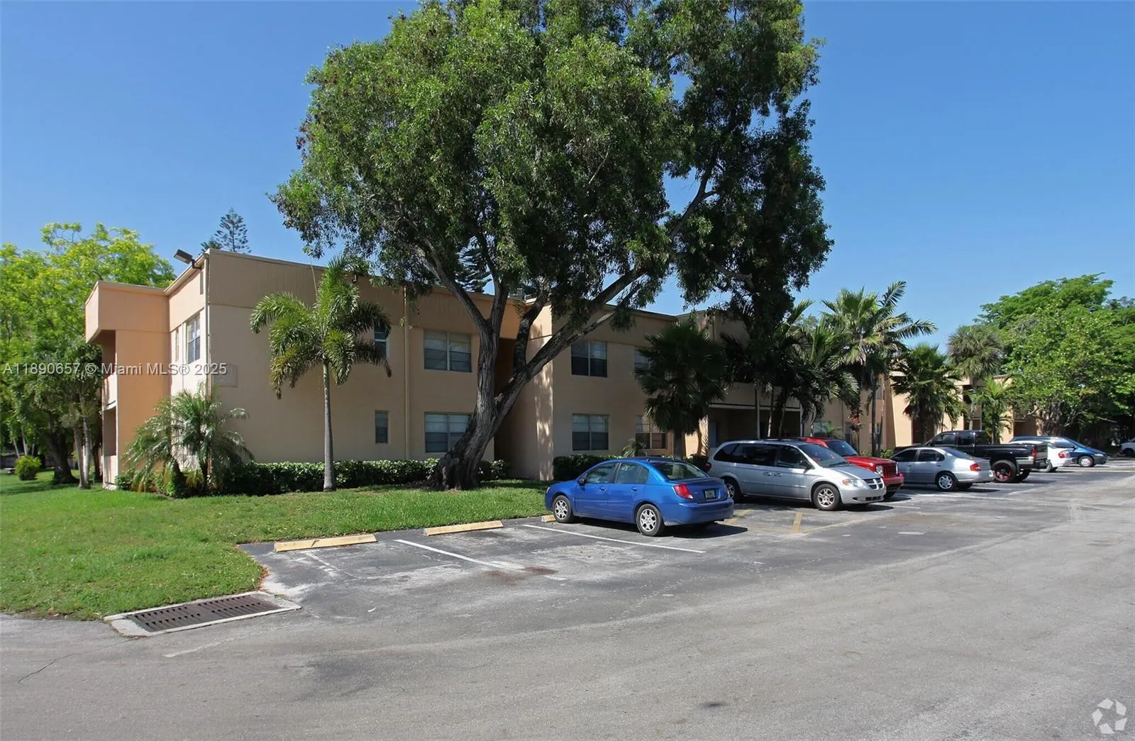 271 Bonnie Blvd, #205