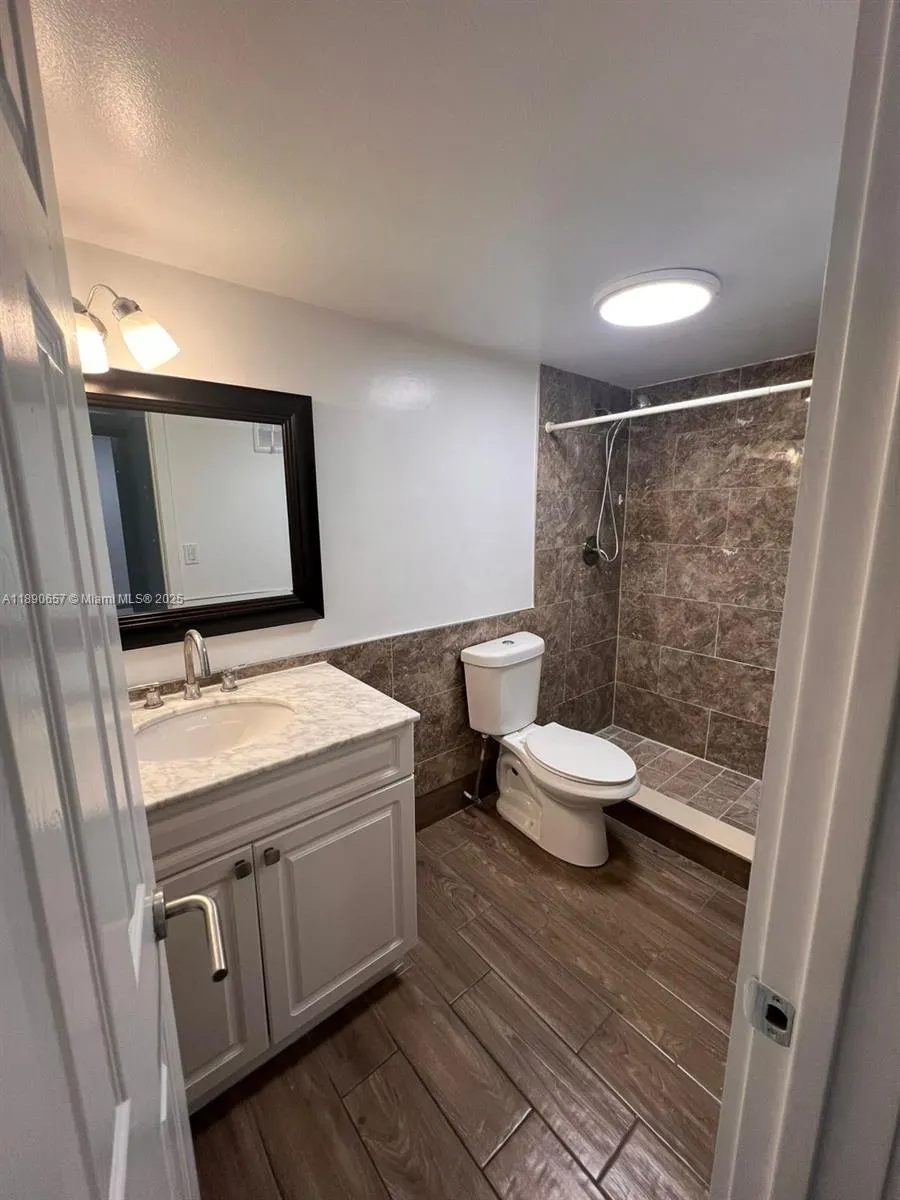 271 Bonnie Blvd, #205
