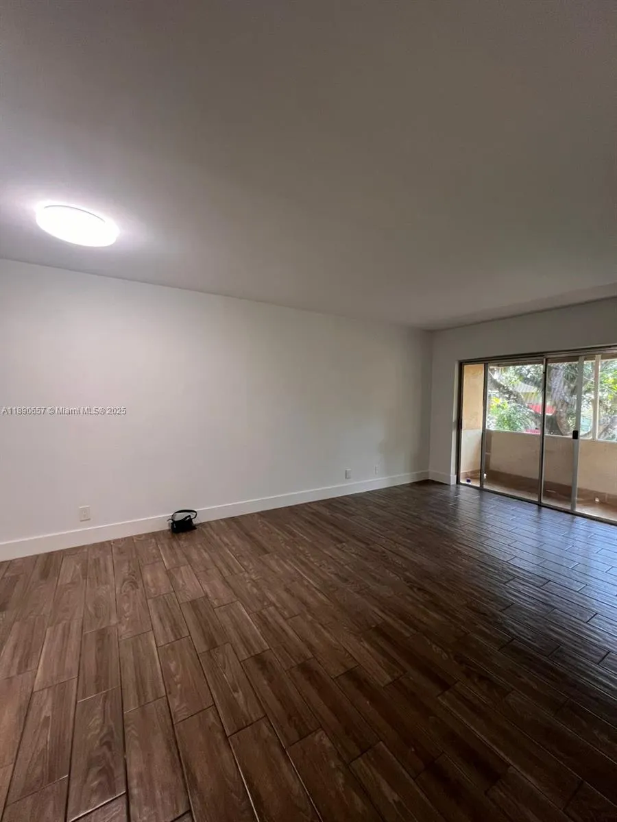 271 Bonnie Blvd, #205