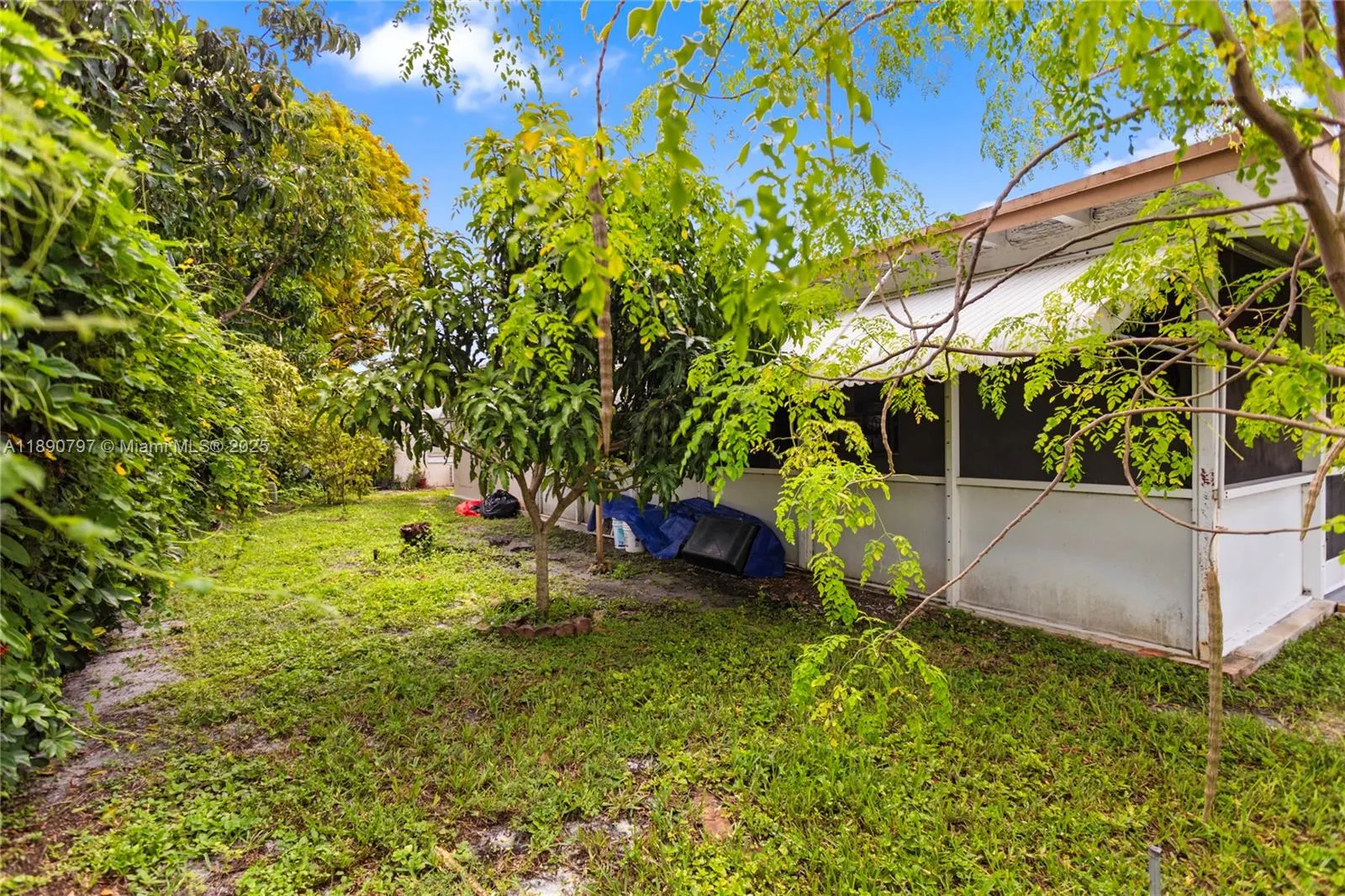 8517 NW 57th Ct