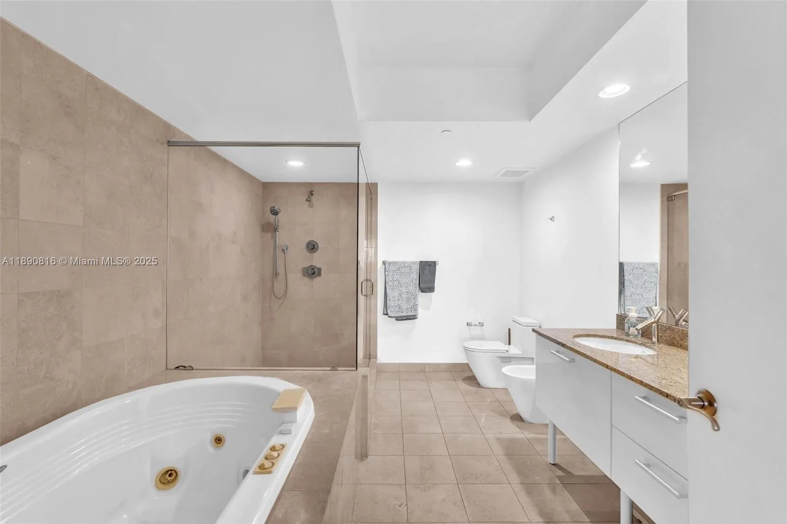 17201 Collins Ave, #1107