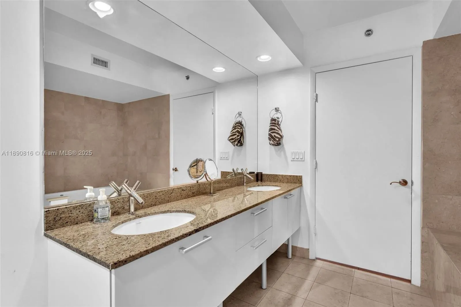 17201 Collins Ave, #1107