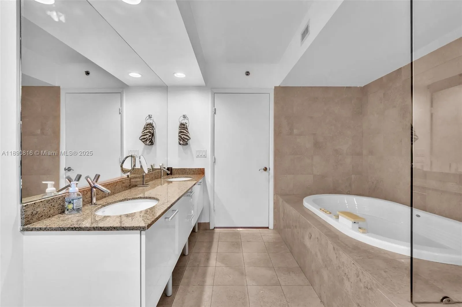 17201 Collins Ave, #1107