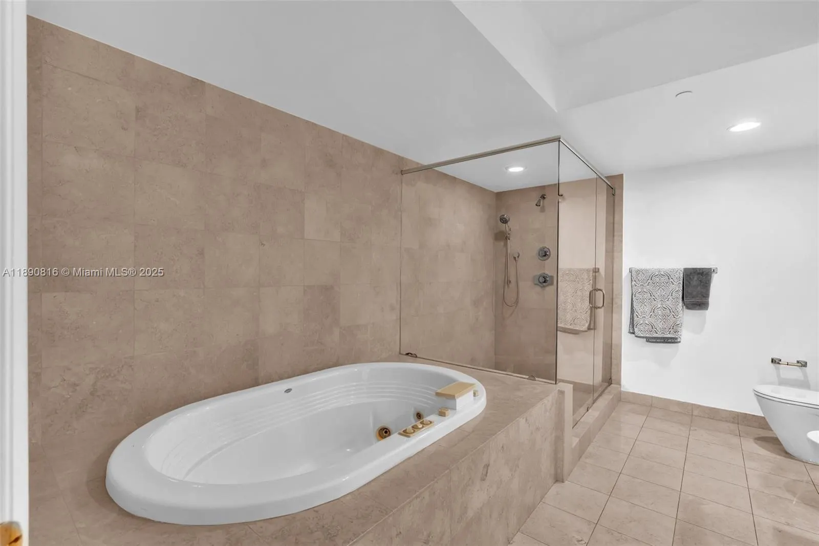 17201 Collins Ave, #1107