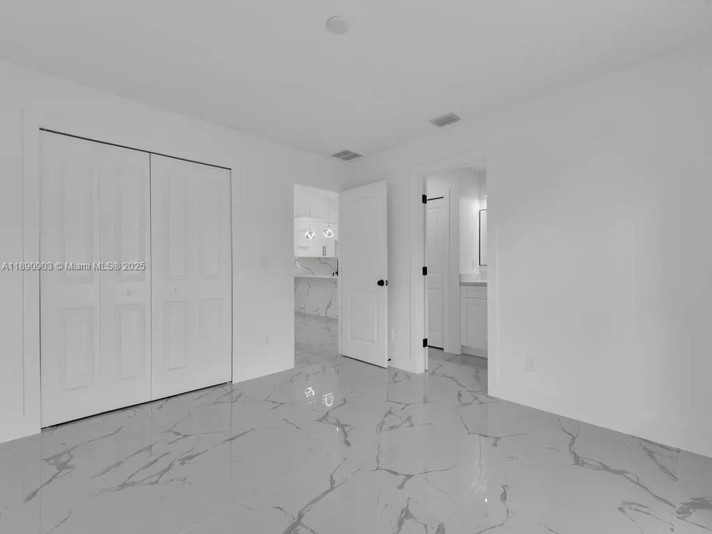 4913/4915 S Leonard Blvd S