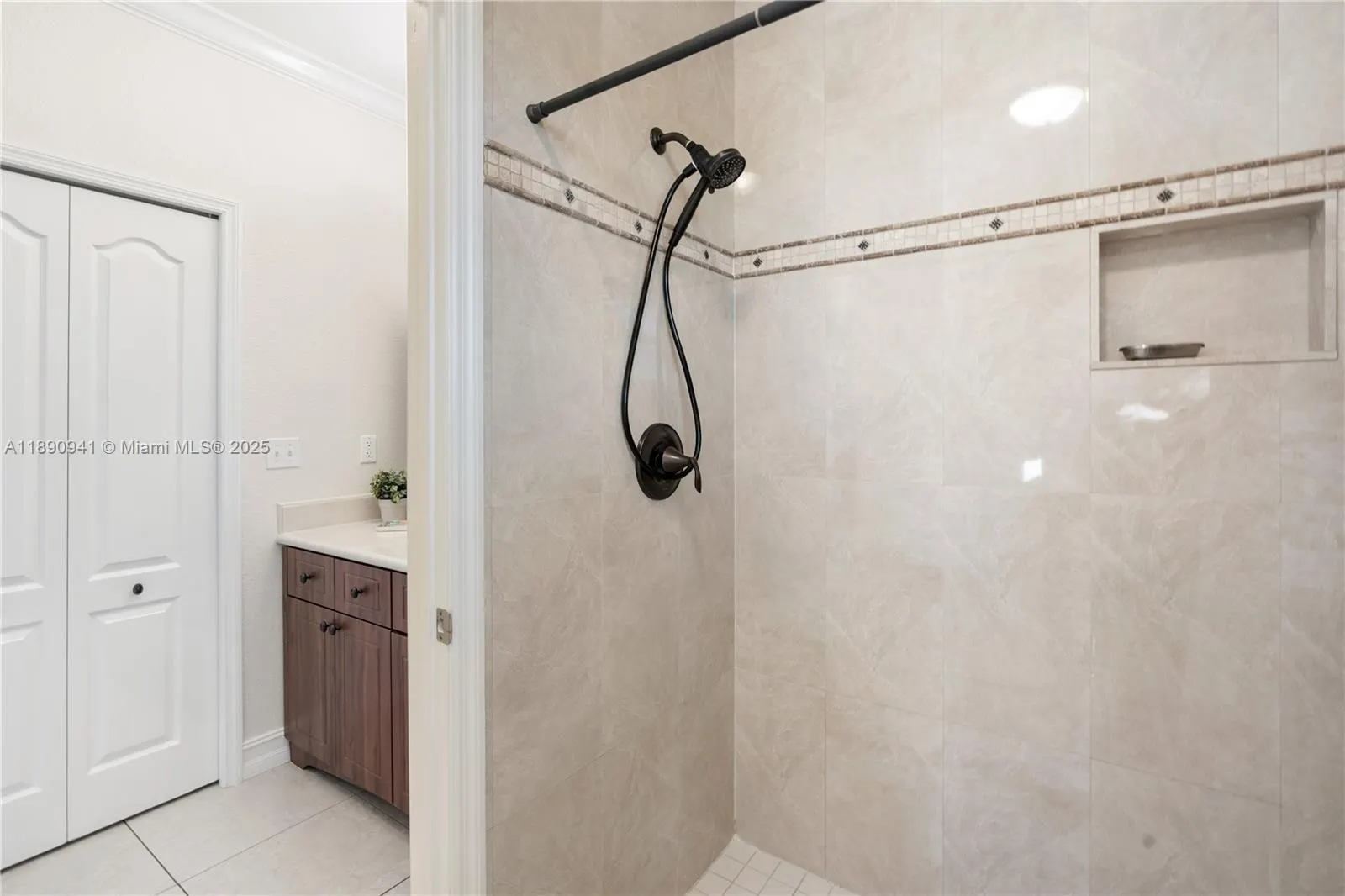 301 Oleander Dr