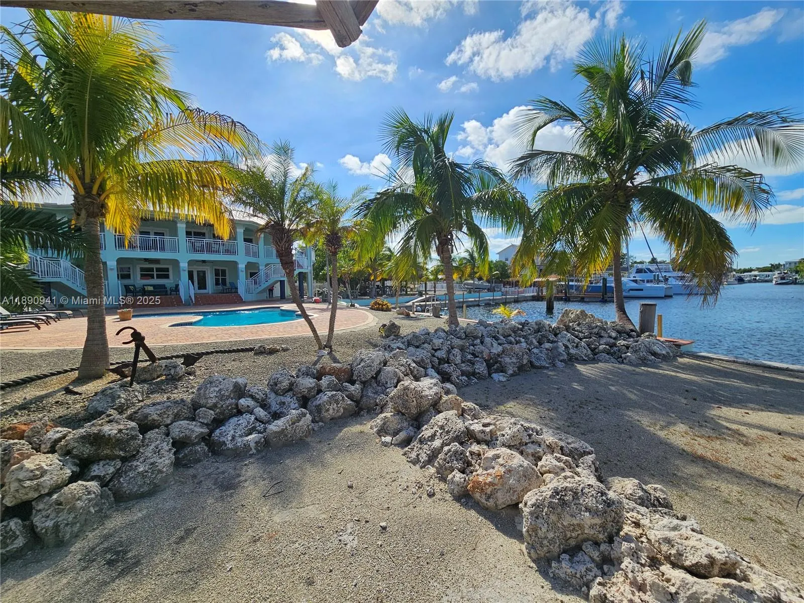 301 Oleander Dr