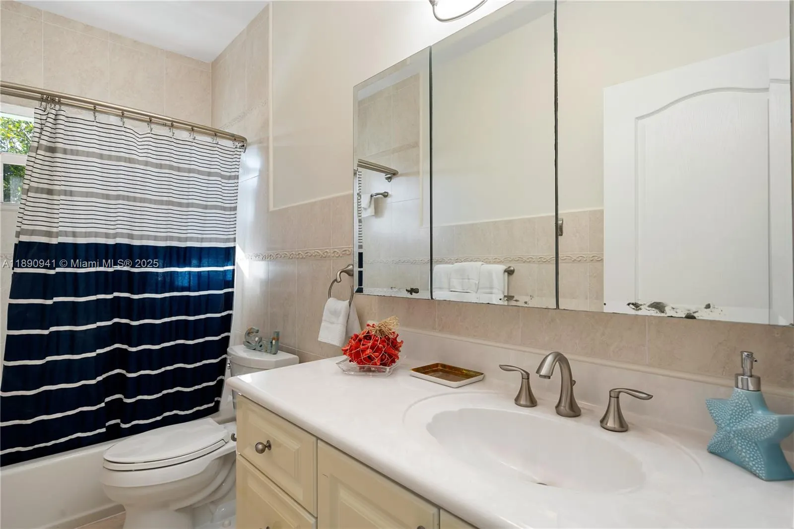 301 Oleander Dr
