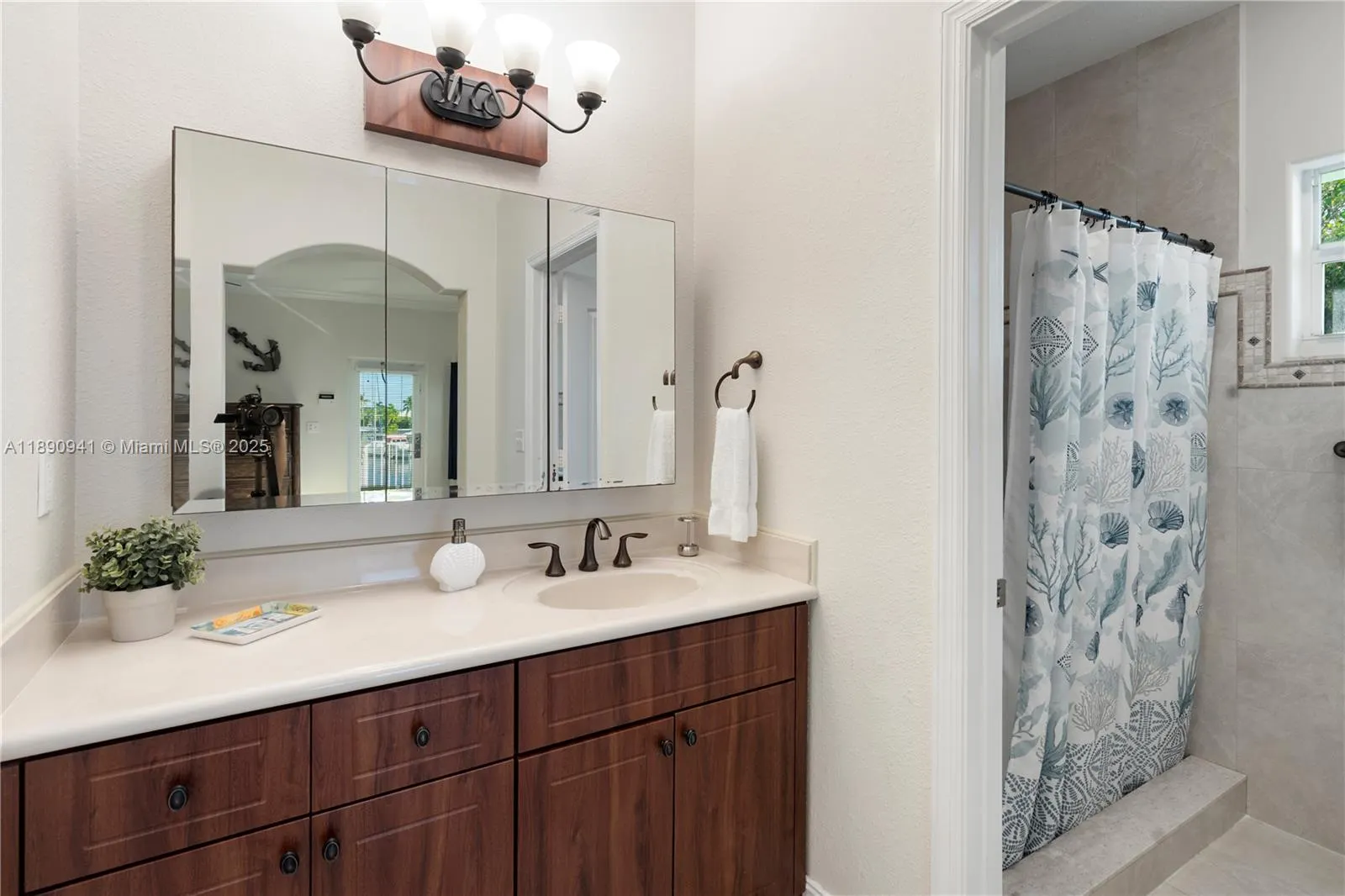 301 Oleander Dr