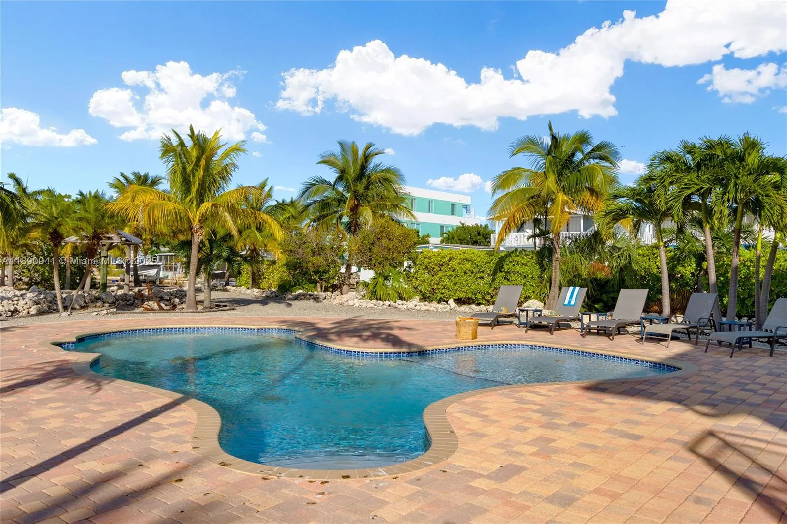 301 Oleander Dr