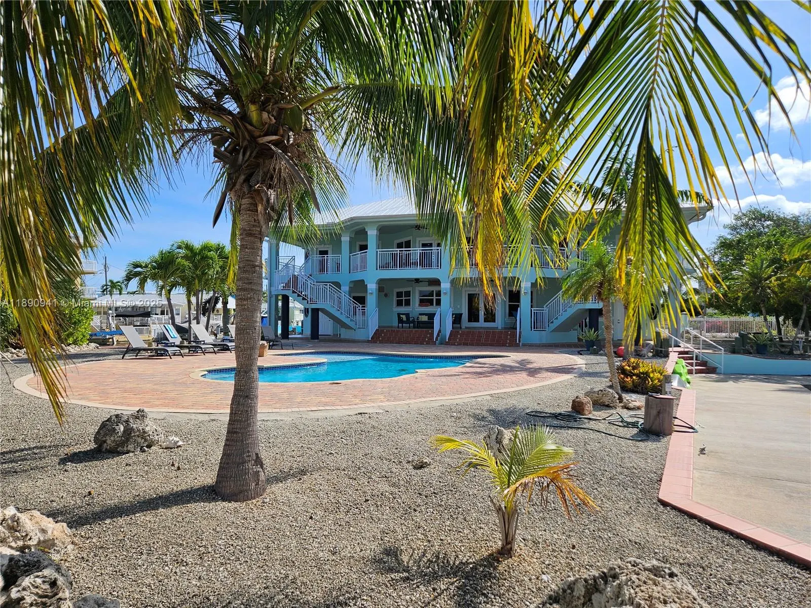 301 Oleander Dr