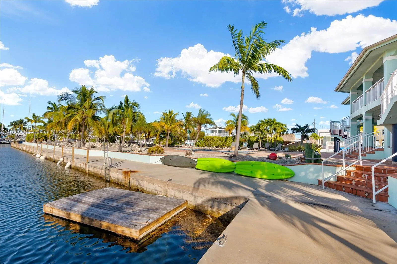 301 Oleander Dr