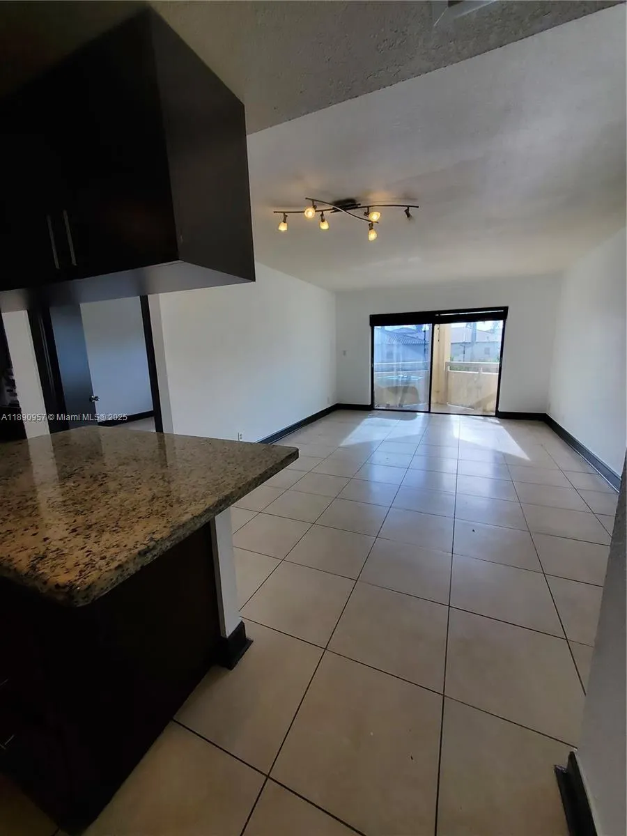 8290 Lake Dr, #303