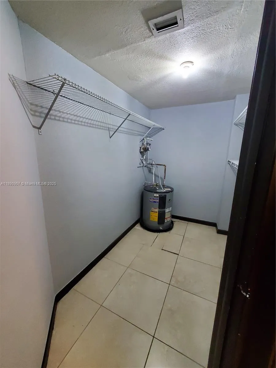 8290 Lake Dr, #303