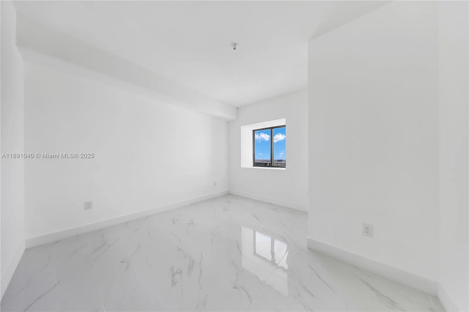 700 NE 24 St, #3402
