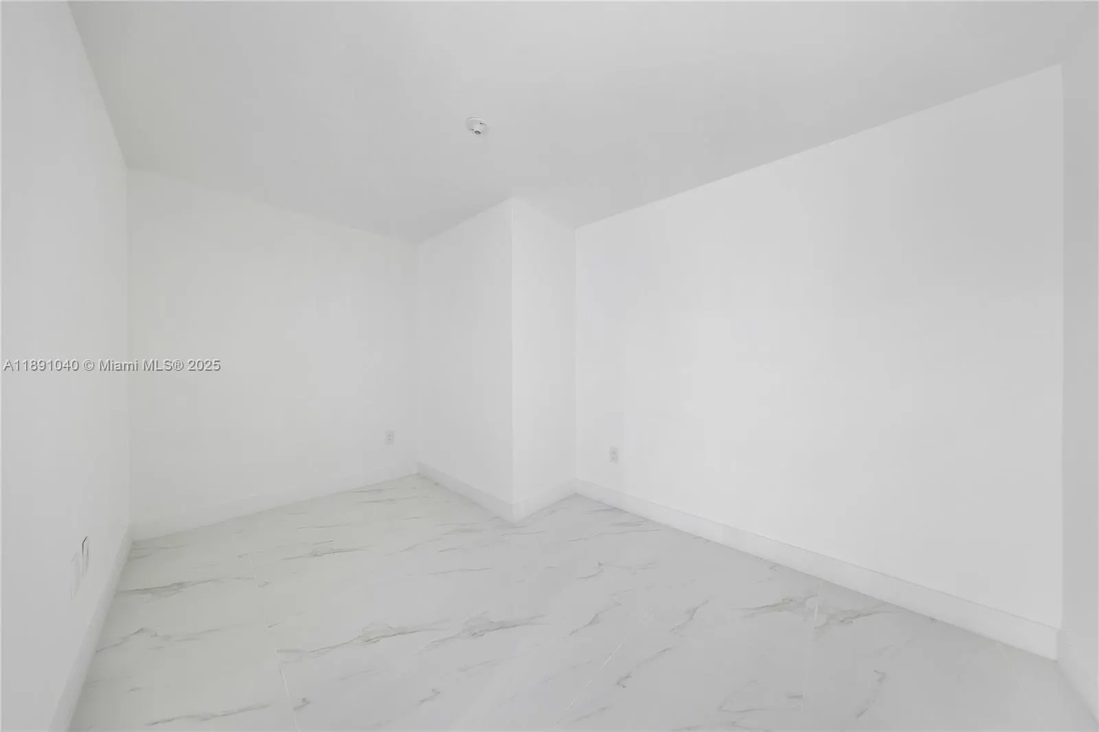 700 NE 24 St, #3402