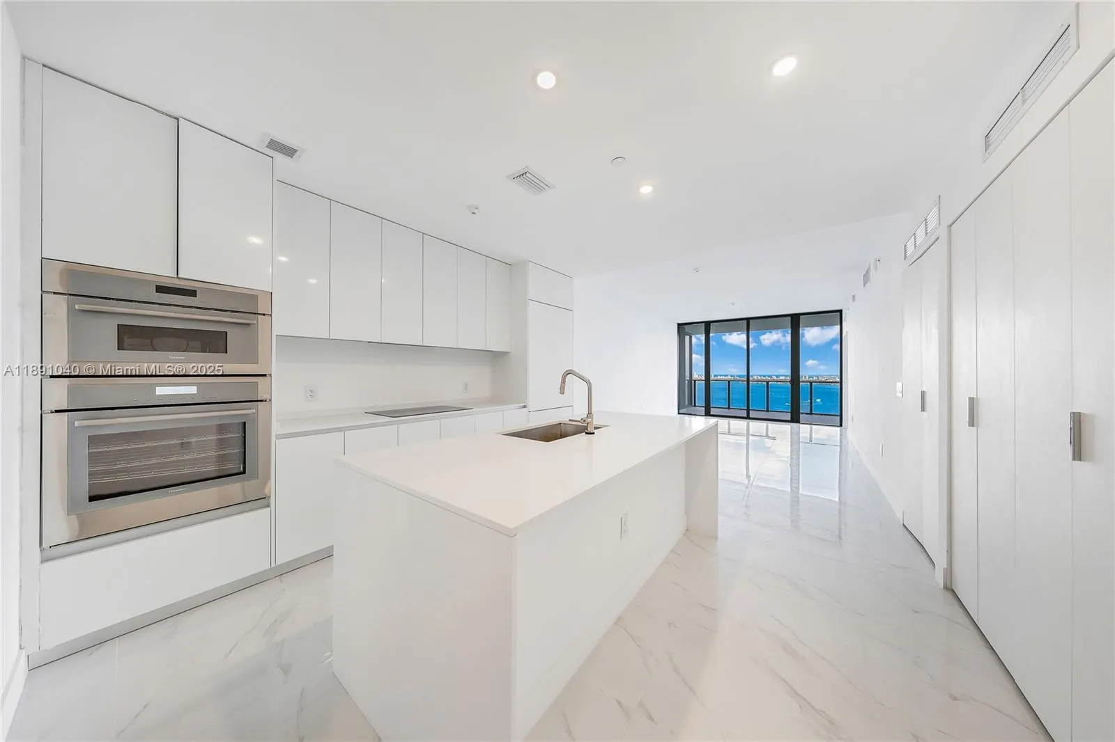 700 NE 24 St, #3402