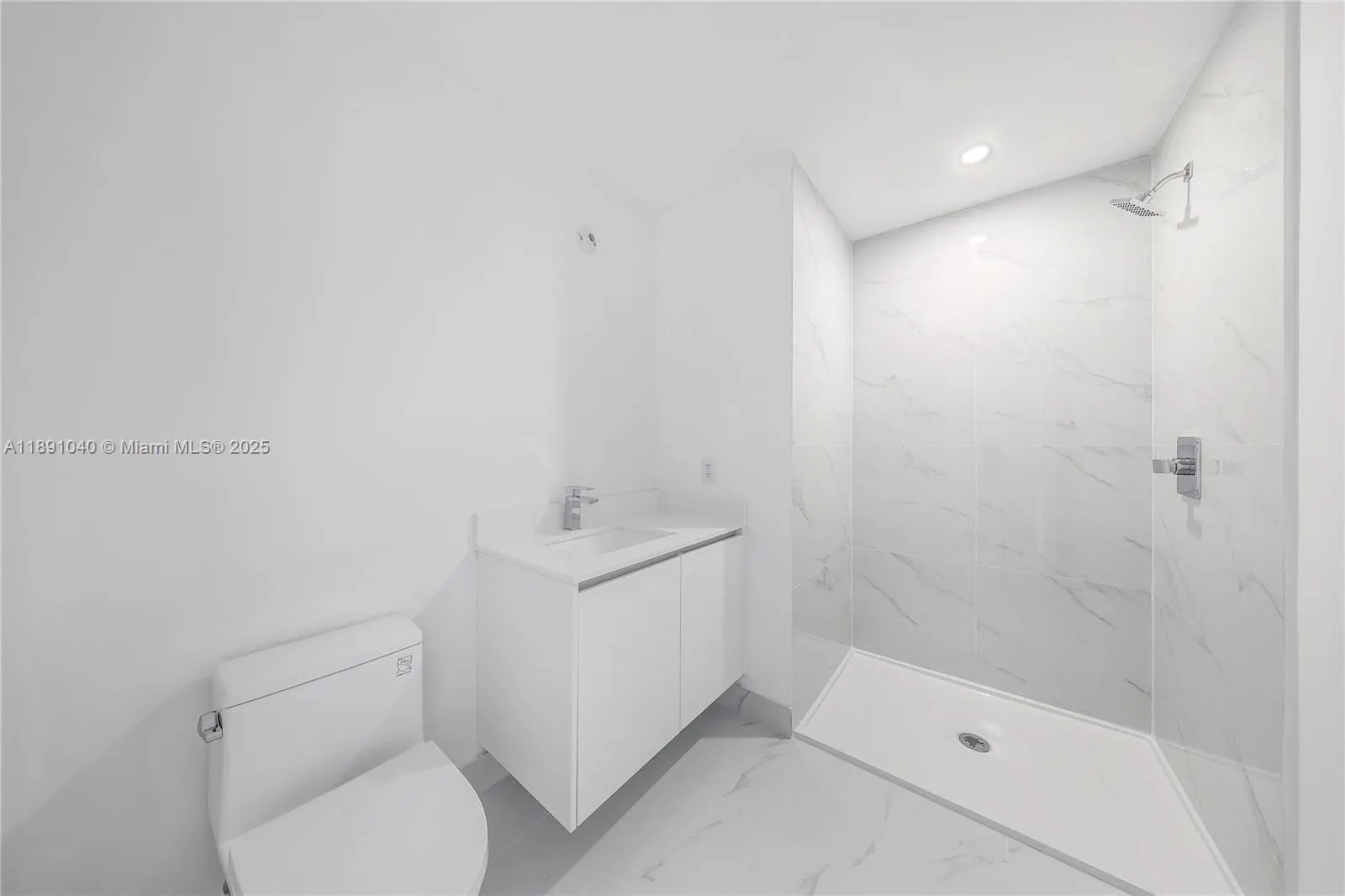 700 NE 24 St, #3402