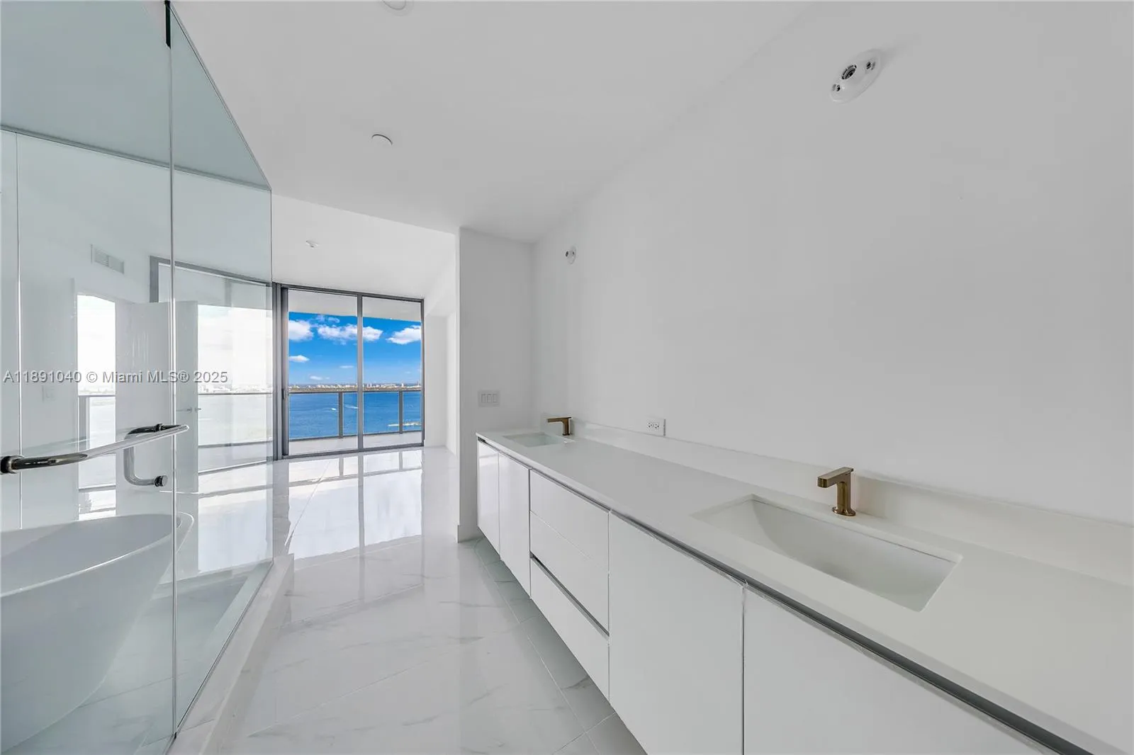 700 NE 24 St, #3402