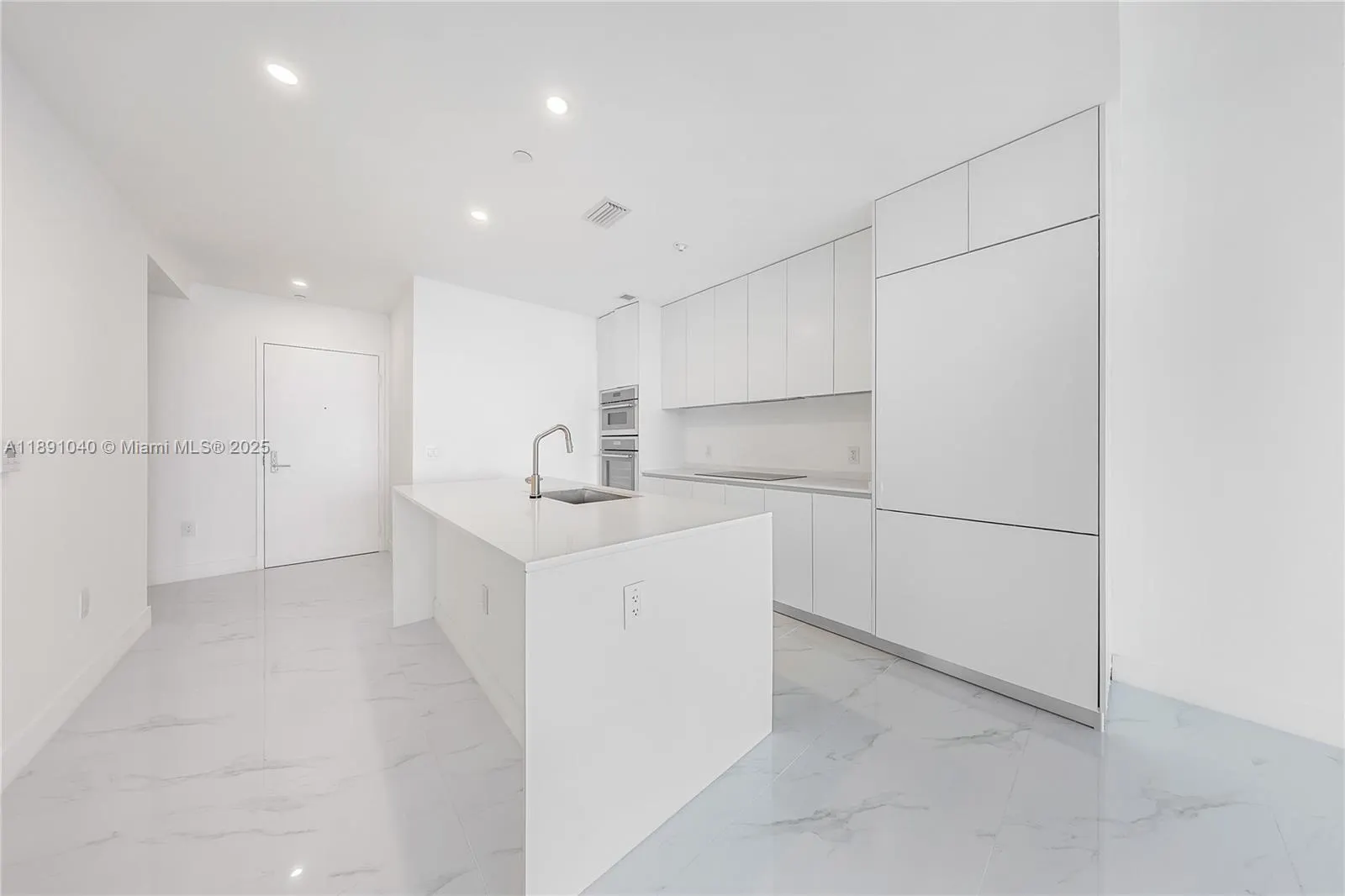 700 NE 24 St, #3402