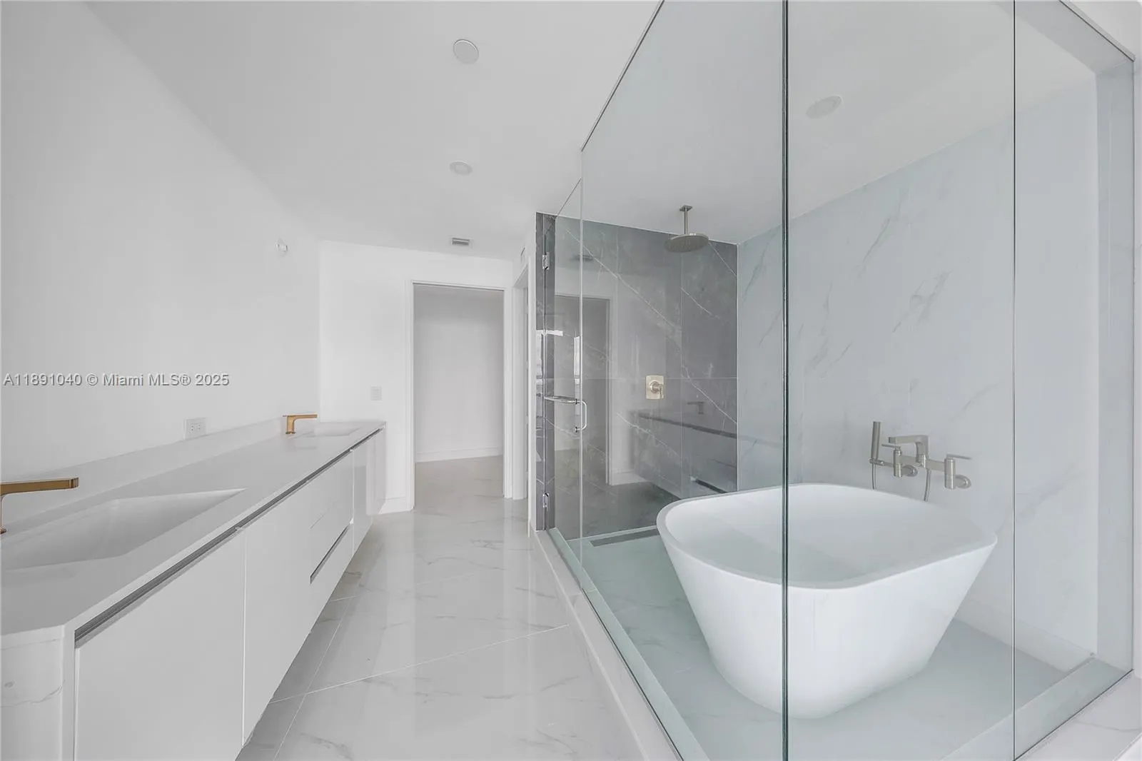 700 NE 24 St, #3402