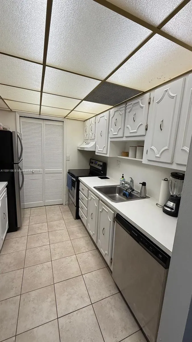 140 Lakeview Dr, #208