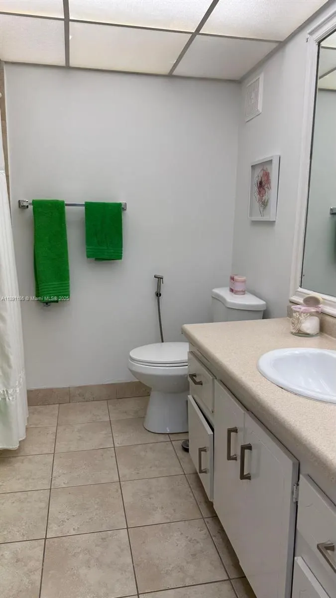 140 Lakeview Dr, #208