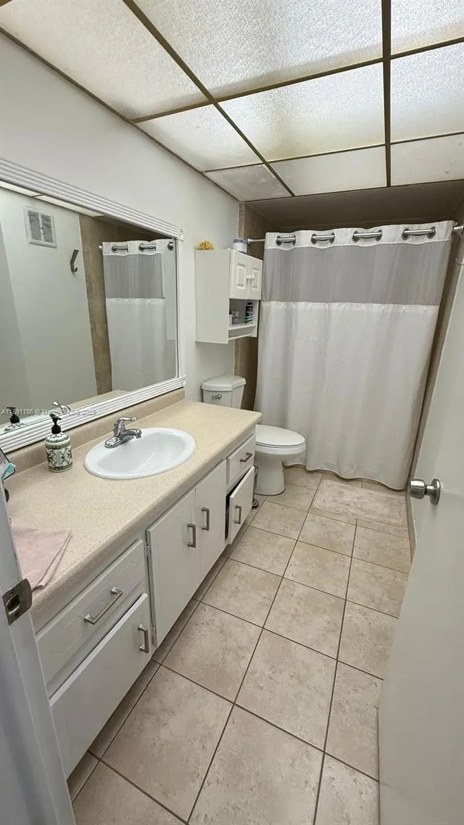 140 Lakeview Dr, #208