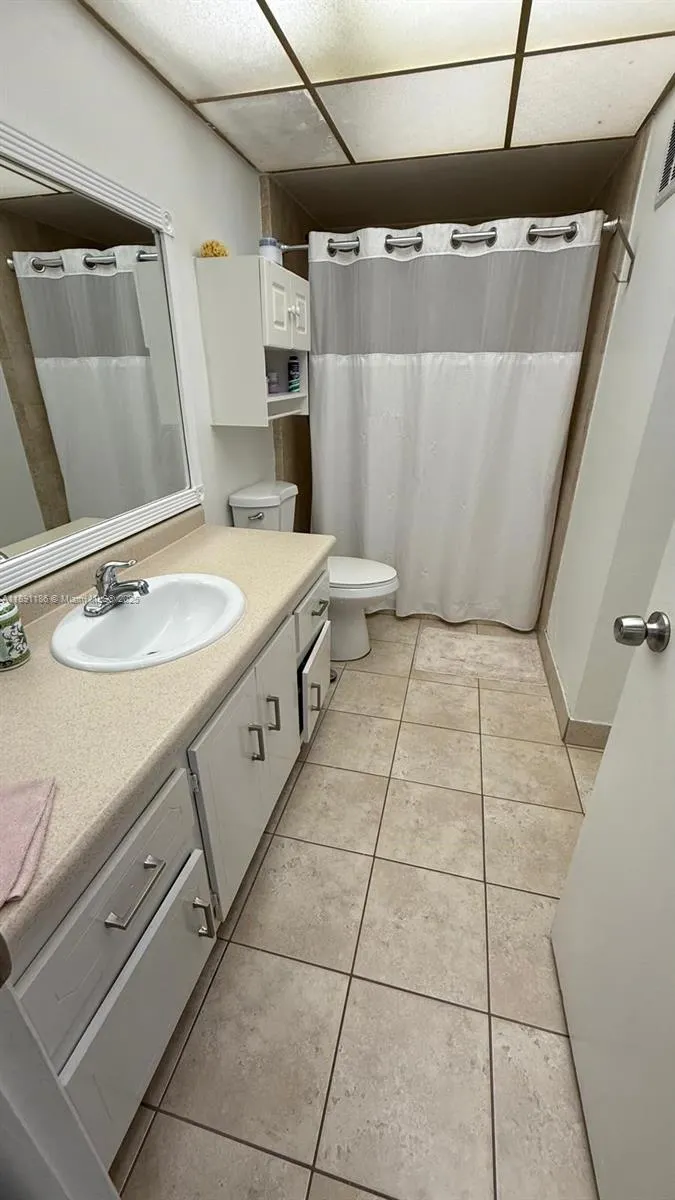 140 Lakeview Dr, #208